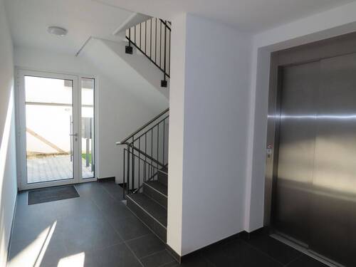 Treppenhaus mit Aufzug - 