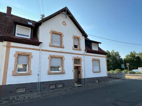 Hausfrontseite - 1 Zimmer Mehrfamilienhaus, Wohnhaus in Reipoltskirchen