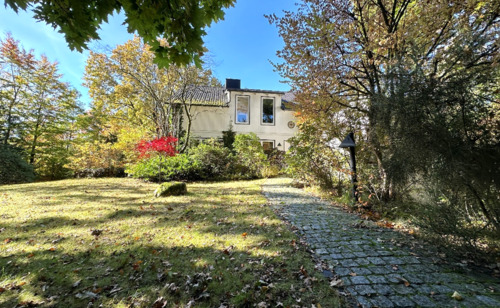 Weg zum Haus - 7 Zimmer Einfamilienhaus zum Kaufen in Hamburg
