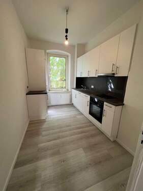 Küche mit Einbauküche - FLENSBURG - NÄHE HAFEN UND ZENTRUM, MODERNISIERTE 2 ZIMMER ALTBAUWOHNUNG