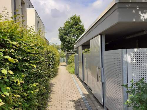 Weg zum Hauseingang - 