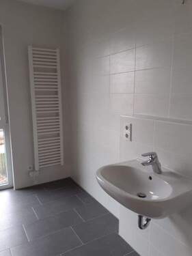 Badezimmer mit Badewanne und bodengleicher Dusche - 