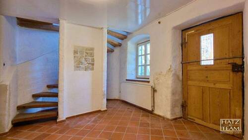 Eingangsbereich und Treppenaufgang - 