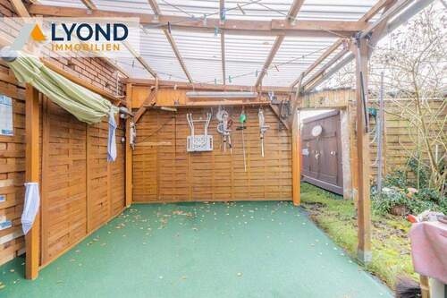 Terrasse mit Durchgang zum Garten - 