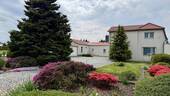 Vorderansicht Haus und Garten - Attraktive Familienidylle in Weixdorf