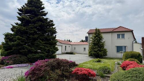 Vorderansicht Haus und Garten - 4 Zimmer Einfamilienhaus in Dresden