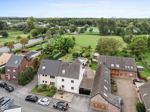 Hausansicht vorne - über den Häusern.jpg - 1 Zimmer Einfamilienhaus zum Kaufen in Dormagen