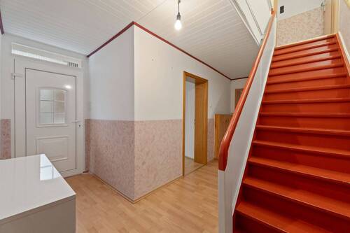 Flur und Treppenaufstieg EG.jpg - 1 Zimmer Einfamilienhaus in Dormagen