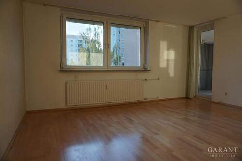 Wohnzimmer - 3 Zimmer-Wohnung in Böblingen mit Aufzug und Balkon - Ihr neues Zuhause wartet !
