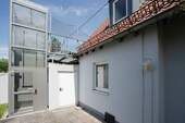 Außenaufzug zur Dachterrasse - 1 Zimmer Mehrfamilienhaus, Wohnhaus in Augsburg