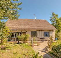 Einfamilienhaus mit Gartenhaus und zwei Garagen in Elbnähe - Schnackenburg