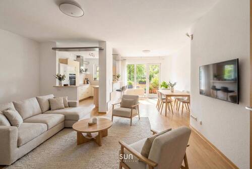 WOHNBEREICH MIT OFFENER KÜCHE STAGED - **Charmante 3-Zimmer-EG-Wohnung** mit großem Wohn-Essbereich, Bartheke und großer Loggia