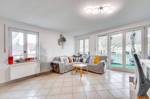 Wohnzimmer - AIGNER - Ihr Familienzuhause: 4-Zimmer-Wohnung mit großzügigem Raumkonzept und Südbalkon