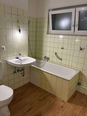 Badezimmer mit gelben Fliesen und weißer Deckenfläche - 2 Zimmer Etagenwohnung in Mainz