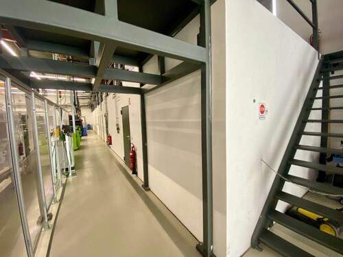 Seitlicher Büro-/Sozialtrakt - 