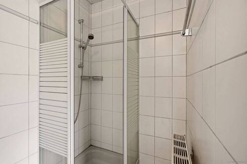 Vollbad mit Wanne und Dusche - 