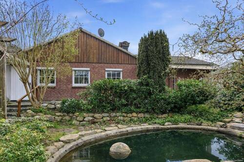 Gartenansicht mit Teich - Einfamilienhaus im Bungalowstil in Eutin Neudorf