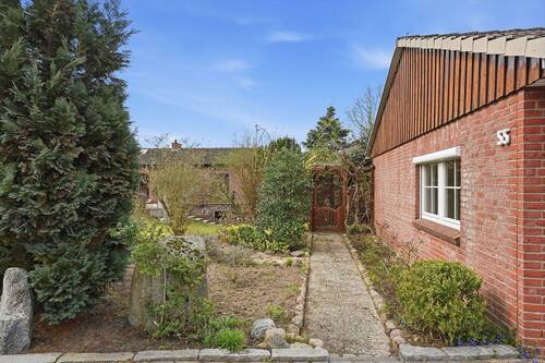 Zugang von der Einfahrt in den Vorgarten und zur Terrasse - 