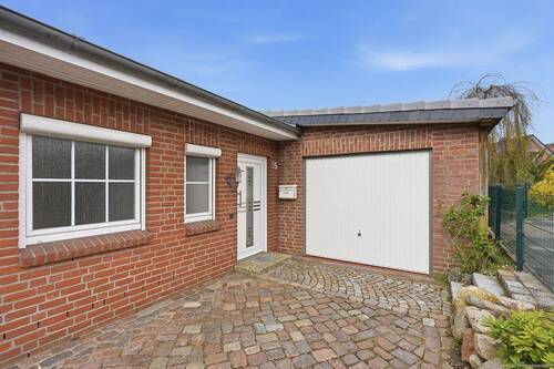 Hauseingang und Zugang zur Garage - 