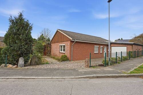 Ansicht von der Straße Dubenbrok - 4 Zimmer Einfamilienhaus zum Kaufen in Eutin