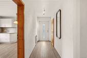 Flur mit Blick in die Küche - 4 Zimmer Einfamilienhaus in Eutin