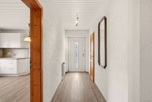 Flur mit Blick in die Küche - 4 Zimmer Einfamilienhaus in Eutin