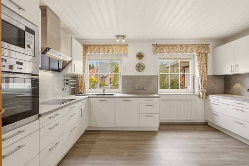 Küche mit Blick in den Garten - Einfamilienhaus mit 107,70 m&sup2; in Eutin zum Kaufen