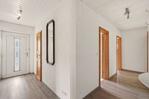 Flur mit Sichtachse zum Badezimmer und zu den Zimmern - 