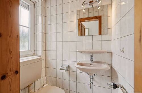 Gäste-WC im Eingangsbereich - 