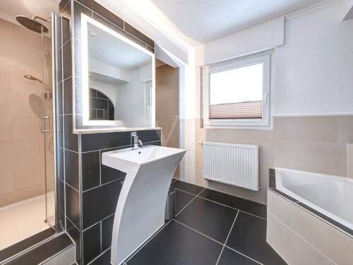 Modernes Badezimmer mit Blick - 