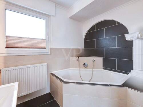 Modernes Badezimmer mit Blick - 