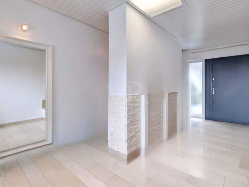 Großzügiger Entrée in Weiß - 5 Zimmer Einfamilienhaus in Kelkheim (Taunus) / Eppenhain