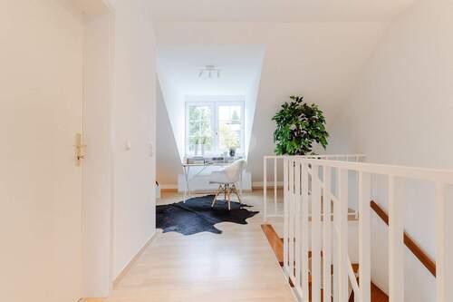 Treppenaufgang mit Blick auf die Galerie - 