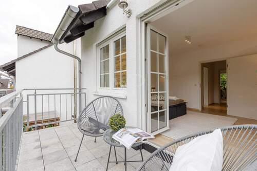 Balkon OG mit Blick in das Haus - 