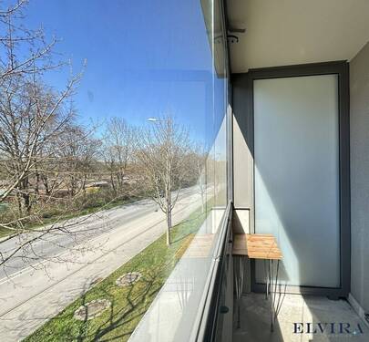 Loggia in Südwest-Ausrichtung - 1 Zimmer Etagenwohnung in München