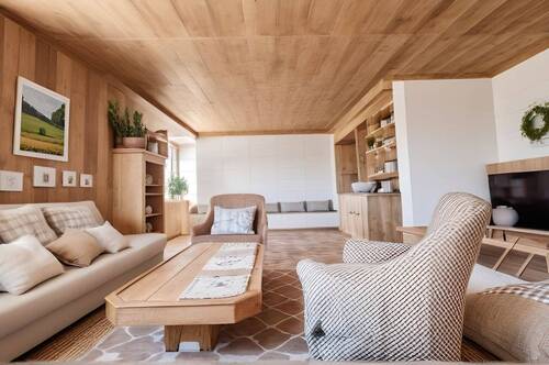Wohnzimmer mit KI - Platz für Wohnen und Arbeiten unter einem Dach