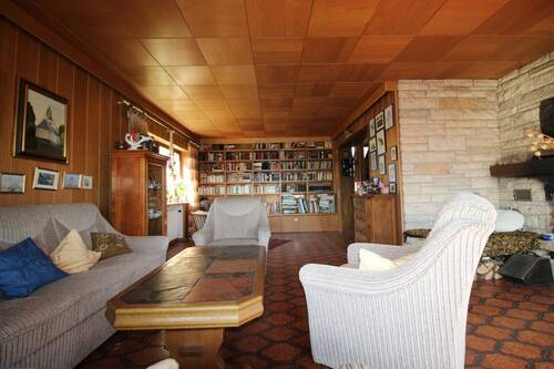 Wohnzimmer mit Bibliothek - 7 Zimmer Einfamilienhaus in Mühlacker
