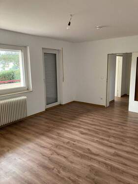 BEISPIELBILD: Wohnzimmer mit Vinylboden in Holzoptik - 4 Zimmer Etagenwohnung zur Miete in Friedrichsdorf