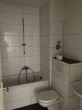 BEISPIELBILD: Bad mit weißen Wandfliesen und grauen Bodenfliesen - Etagenwohnung mit 88,20 m&sup2; in Friedrichsdorf zur Miete