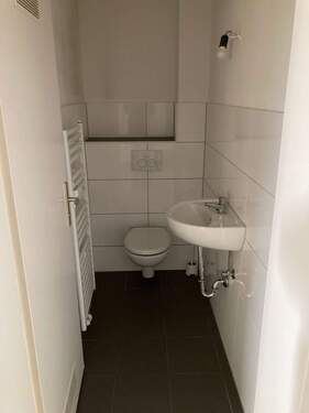 BEISPIELBILD: Gäste WC mit weiße Wandfliesen und grauen Bodenfliesen - 