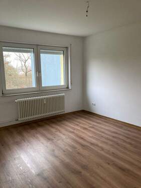 BEISPIELBILD: Schlafzimmer mit Vinylboden in Holzoptik - 