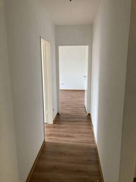 BEISPIELBILD: Flur mit Vinylboden in Holzoptik - 