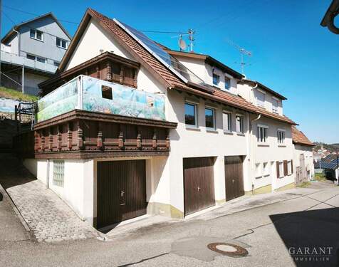 Außenansicht - Das Haus der vielen Möglichkeieten! Drei Garagen - Garten - viel Sonne