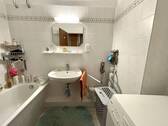 Innenliegendes Bad mit Wanne - 