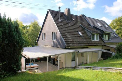 2540 Einfamilienhaus in Ruppichteroth - Zentral in Ruppichteroth: Wohnhaus mit 1 bis 2 Wohneinheiten, 2 Garagen und schönem Grundstück
