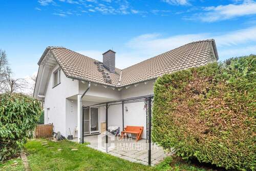 Hausansicht - Einfamilienhaus mit 175,00 m² in Niddatal zur Miete