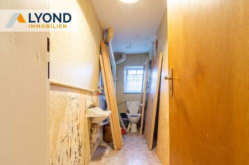 EG Toilette Renovierungsbedürftig - 