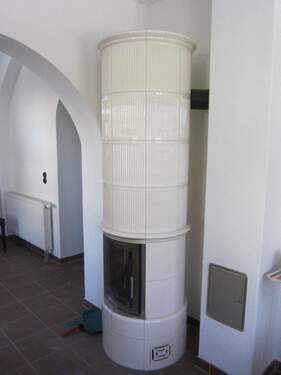 Kachelofen im Gastraum - 