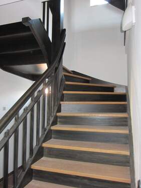 hochwertig sanierte Holztreppe - 