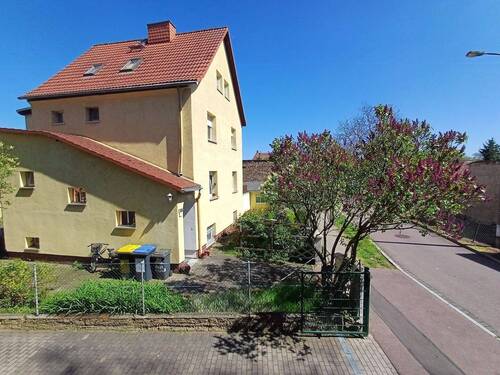 Blick aus Wohnzimmer - 3 Zimmer Etagenwohnung zur Miete in Halle (Saale)